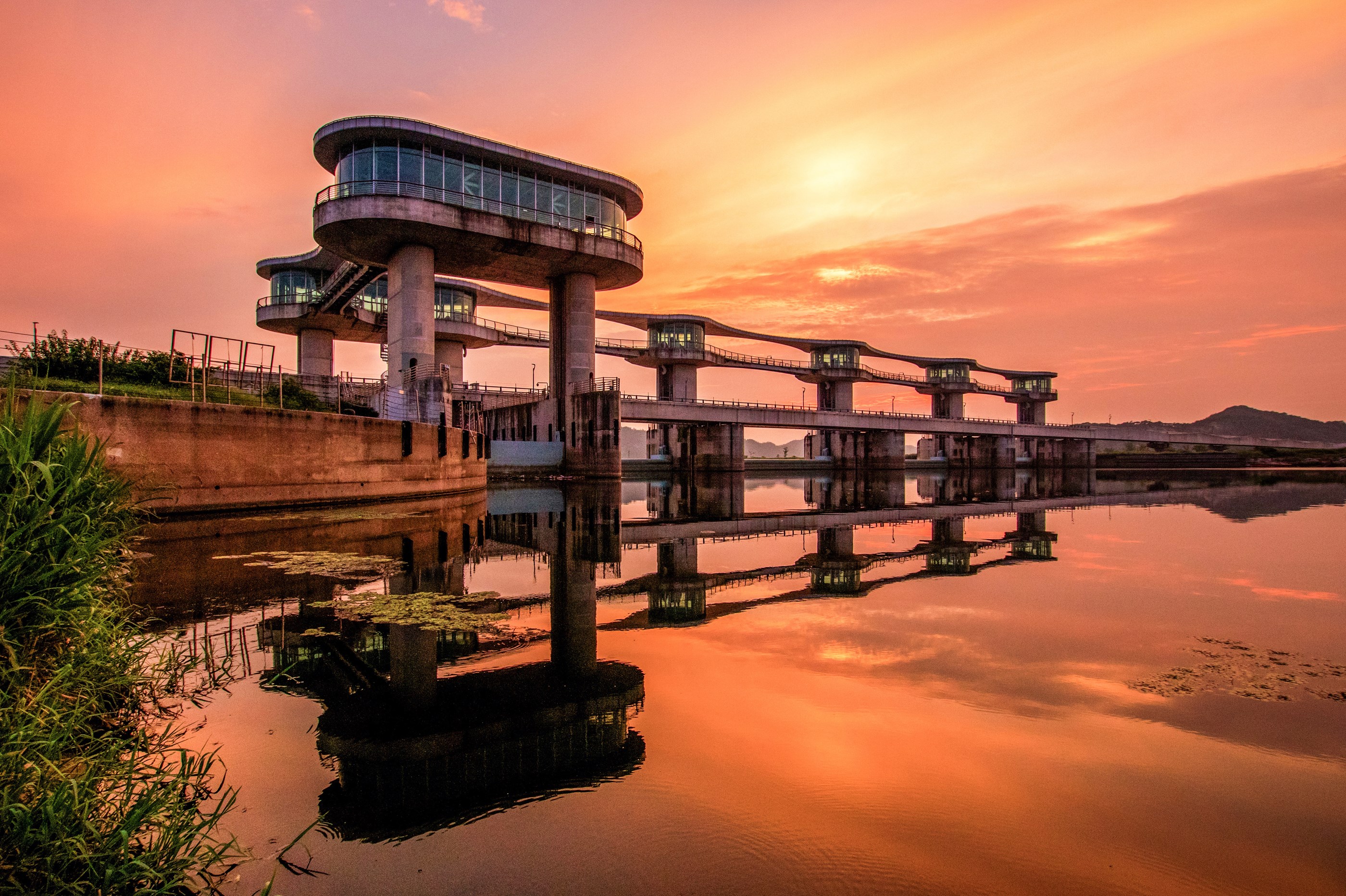 2024 콘크리트문화사진전 / 일반부 최우수상 /  김범용 / 작품명: 죽산보의 노을