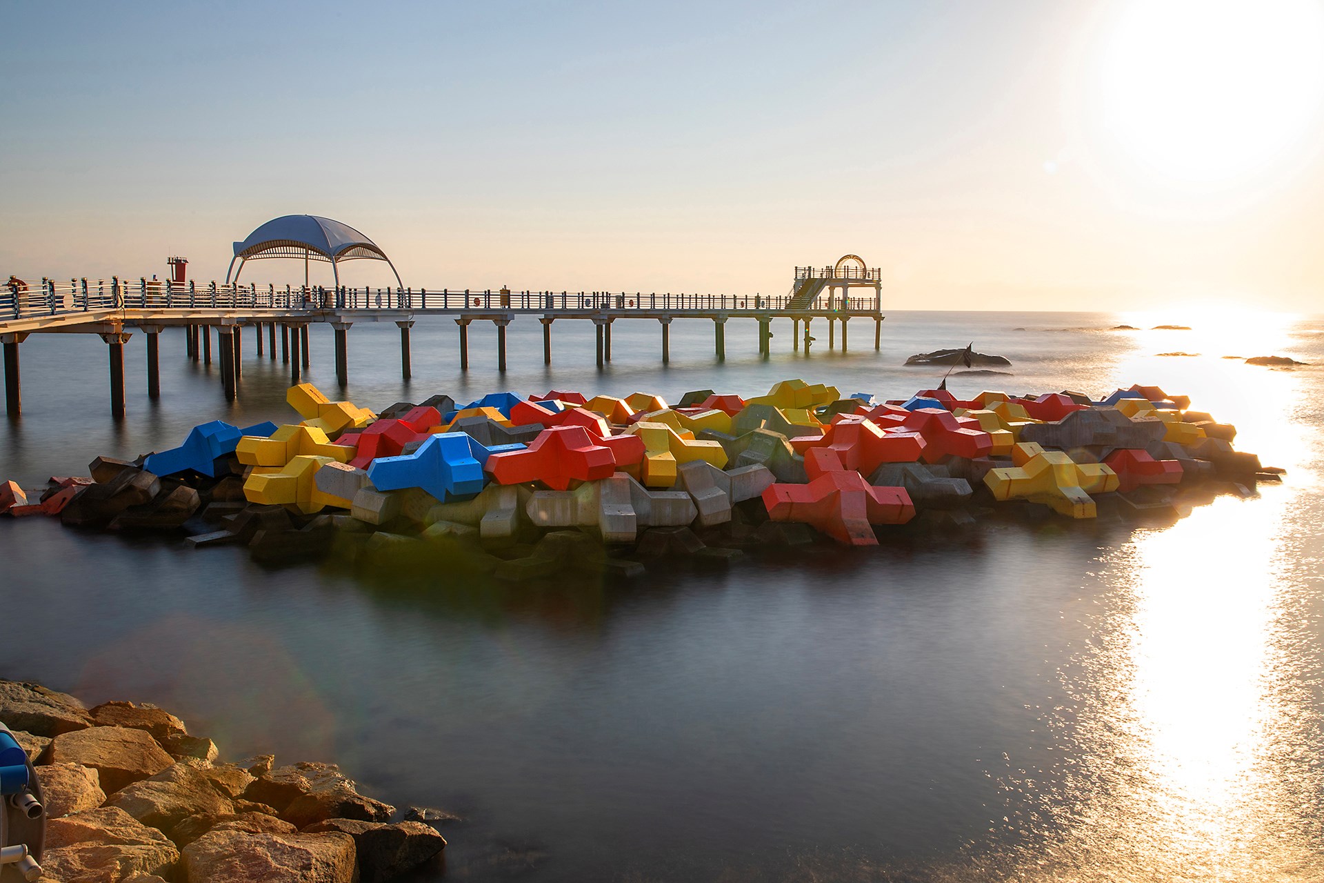 2025 콘크리트문화사진전 / 일반부 장려상 / 샛별중학교  소진형 / 작품명: 아침을 지키는 콘크리트의 꿈