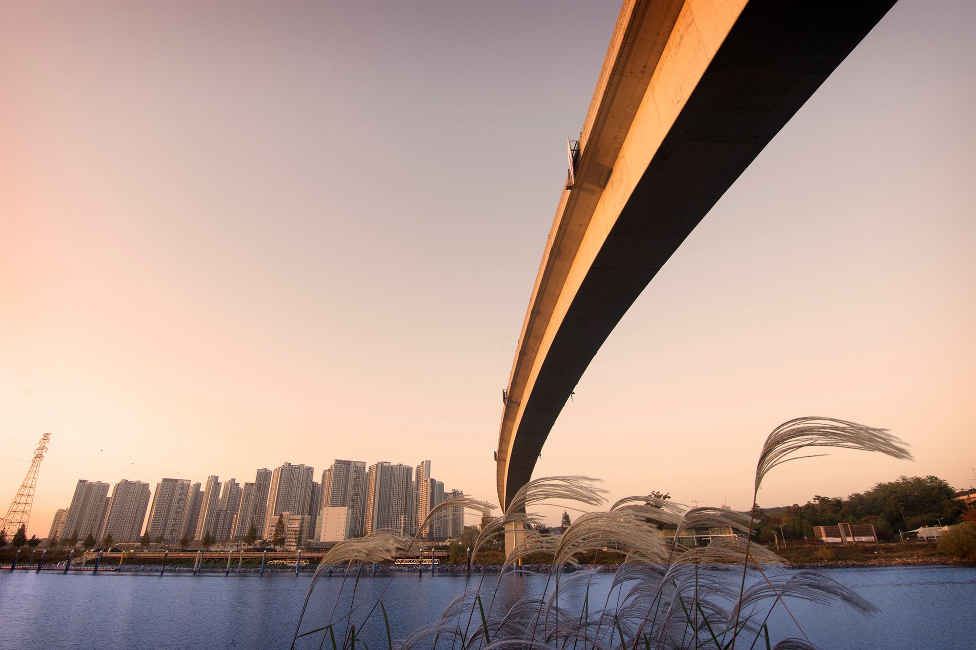 2025 콘크리트문화사진전 / 일반부 우수상 / 개인 김현숙 / 작품명: 노을속의 퇴근길