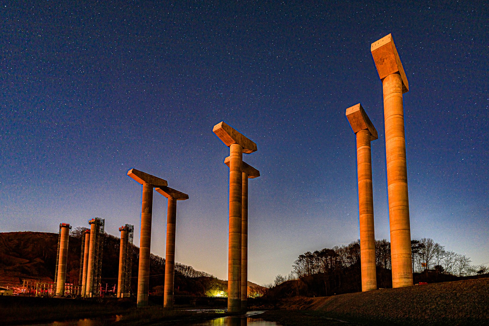 2025 콘크리트문화사진전 / 일반부 장려상 / 개인 이상일 / 작품명: 밤을 잇는 기둥들