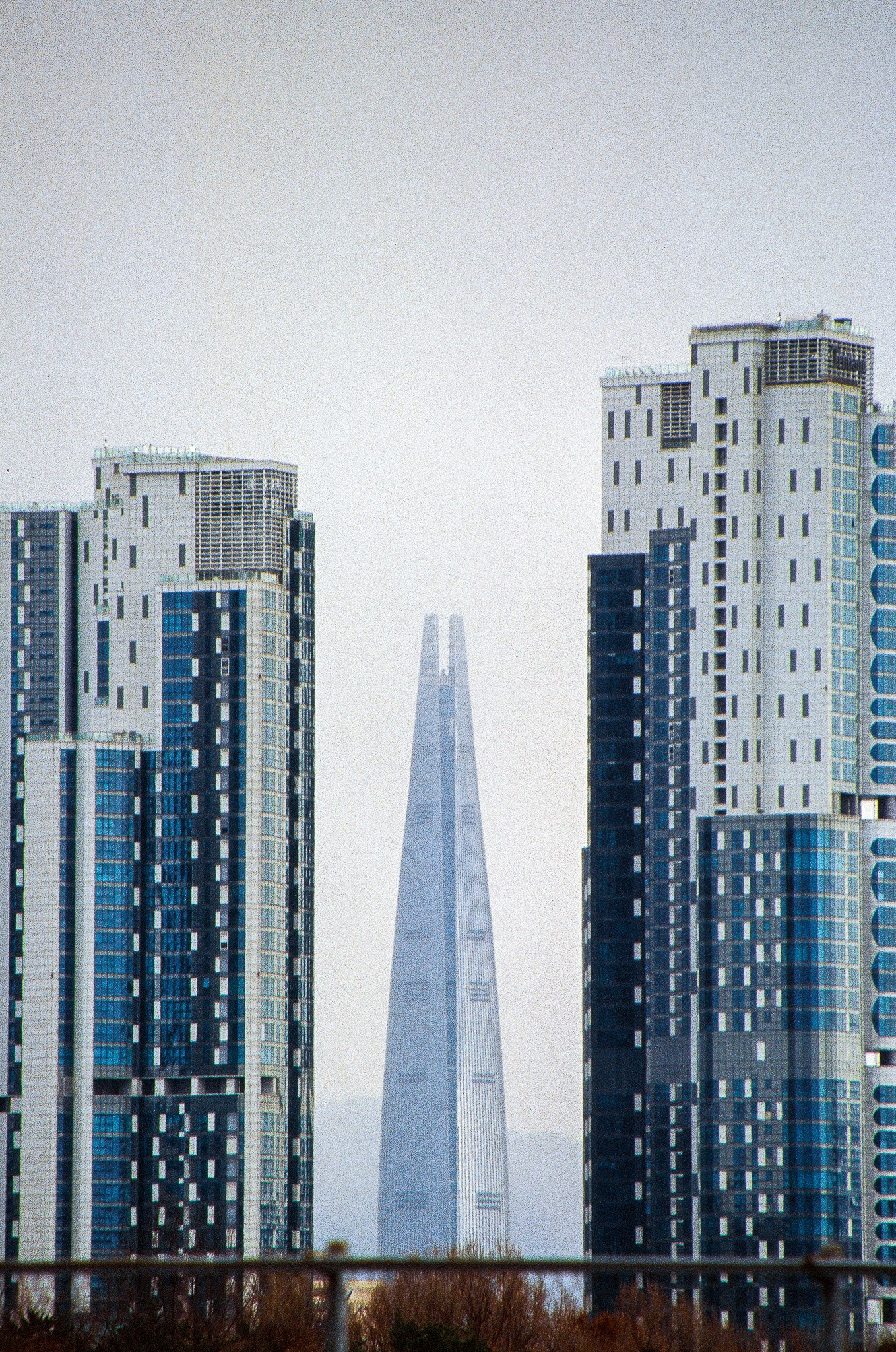 2025 콘크리트문화사진전 / 일반부 장려상 / 개인 김영균 / 작품명: 시간을 쌓아 올린 꿈들 - 어제와 내일이 만나는 지평선